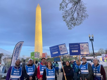 USPSFCU volunteers stand in front of the Washington Monument